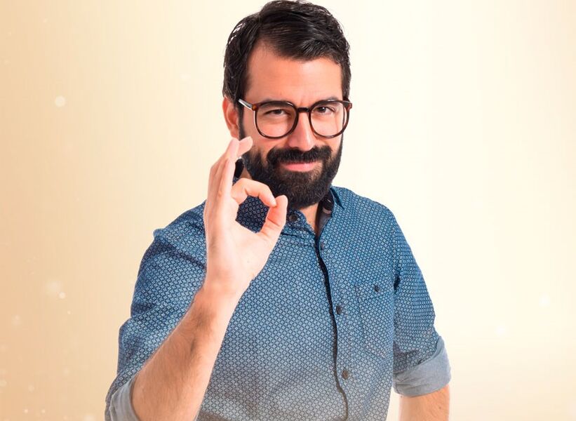 El hombre está satisfecho con el agrandamiento del pene con refresco.