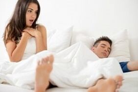 Mujer sorprendida por el pene agrandado de un chico